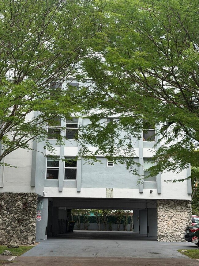 Building Photo - 820 Salzedo St