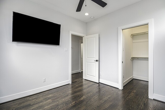 Building Photo - 503 E 34th St