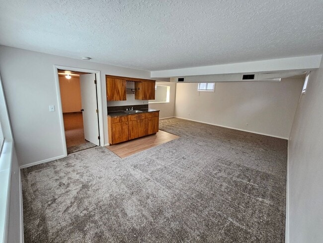 Building Photo - Newly Updated 3 Bed, 1.5 Bath Duplex Unit with Garage in Lovely Inner SE