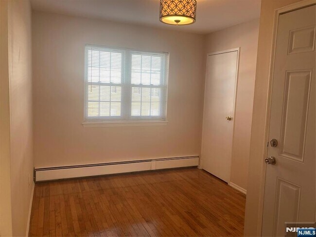 Building Photo - 1251 Valley Rd