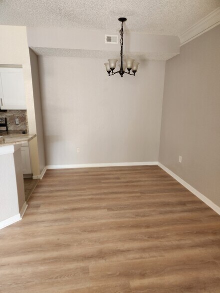 Dining - 13003 Plantation Park Cir