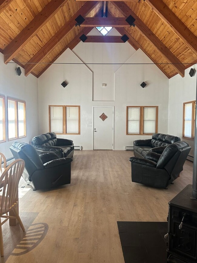 Building Photo - Furnished One Bedroom One Bath Home in Red...