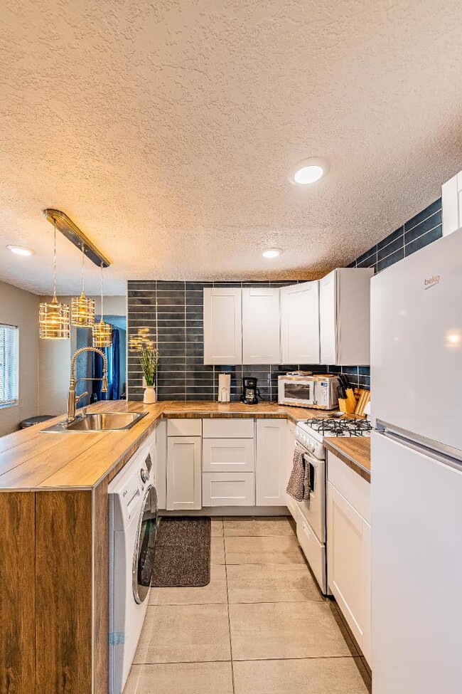 Building Photo - 268 Osuna Rd NW