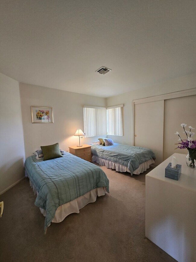 Building Photo - Fully Furnished single story 2 bed 2 bath ...
