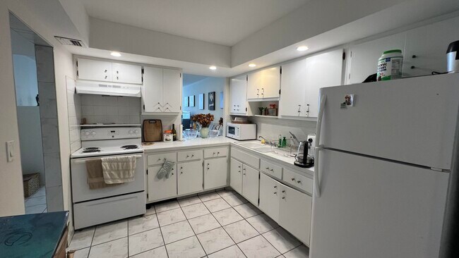 Building Photo - 1301 NE Miami Gardens Dr