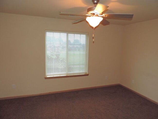 Building Photo - $1,800 | 3 Bedroom, 3 Bathroom Town Home |...