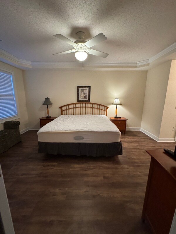 Building Photo - 5650 Barefoot Resort Bridge Rd