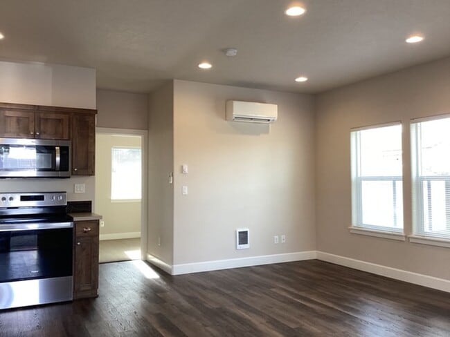 Building Photo - 1444 NW Canyon Dr