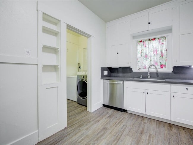 Building Photo - Cozy & Stylish 2-Bedroom Home with Spacious Backyard!  WATER, TRASH AND SEWER INCLUDED!!!!!