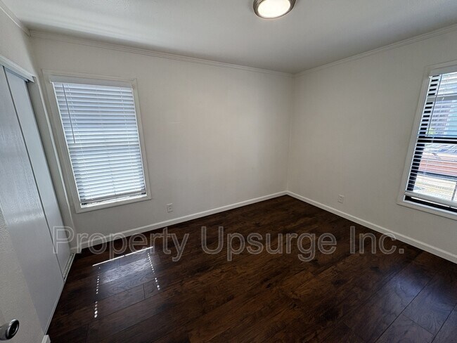 Building Photo - 104 E 6th St