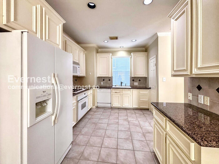 Building Photo - 2244 La Branch St