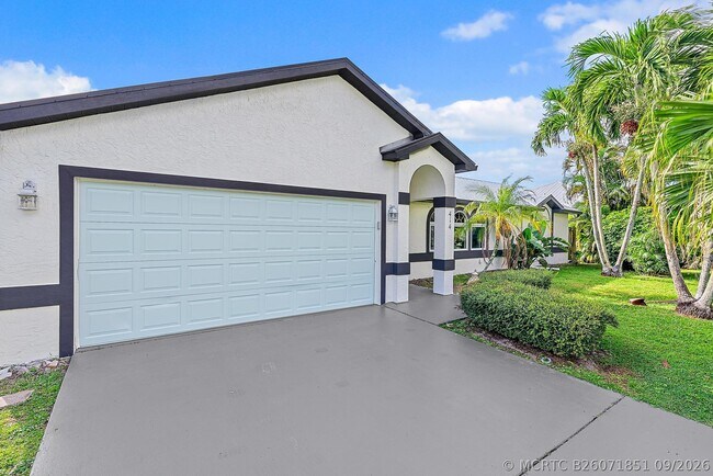 Building Photo - 414 SW Lairo Ave