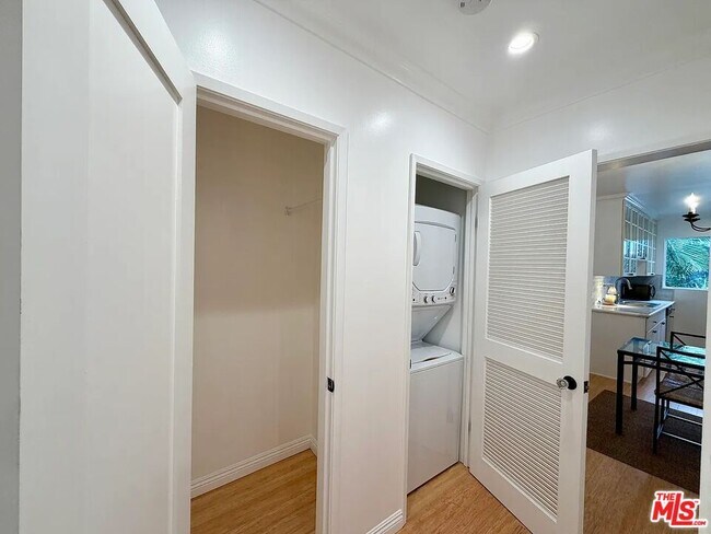 Building Photo - 1027 20th St