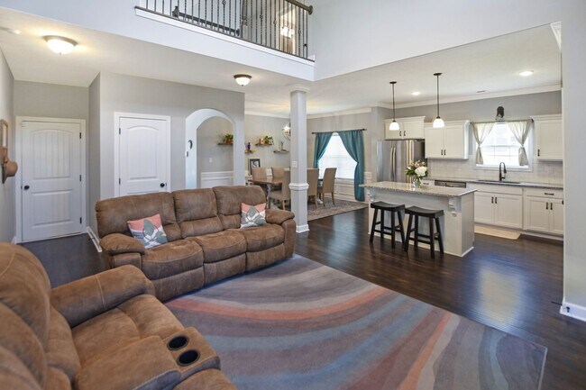 Building Photo - Pet Friendly Three Bedroom with Bonus in S...