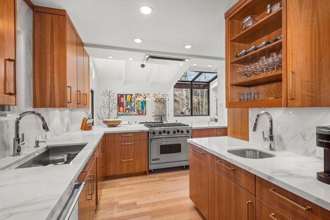 Building Photo - 262 Eastwood Rd