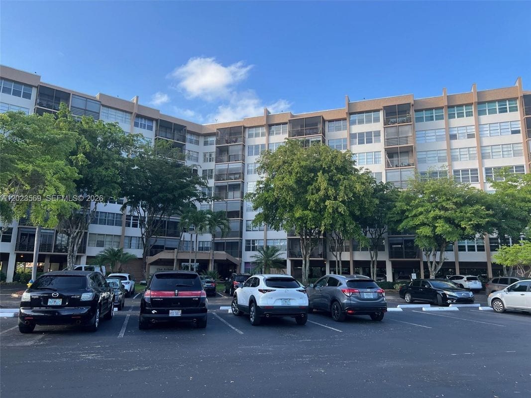 Building Photo - 1400 St Charles Pl