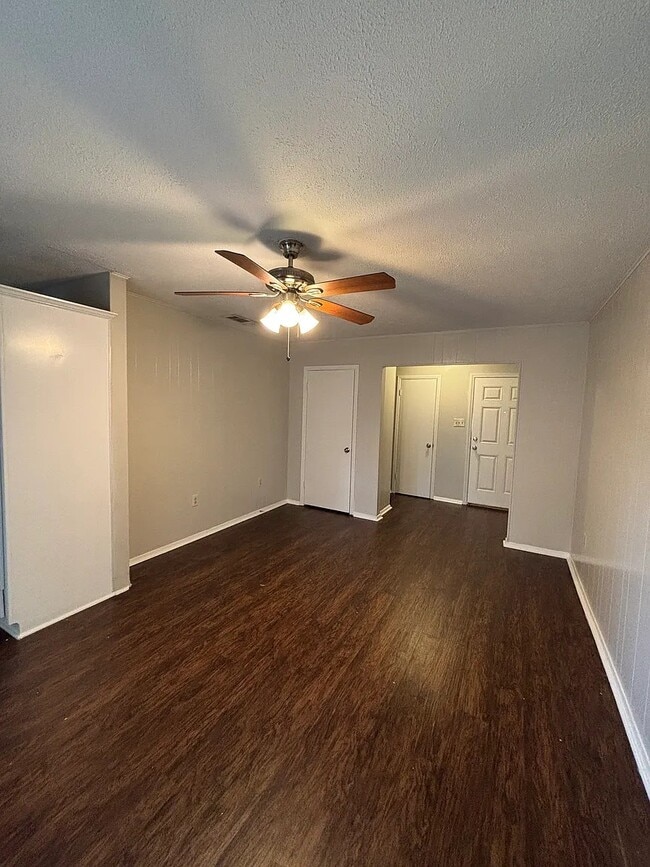 Building Photo - 1220 Twin Lakes Dr