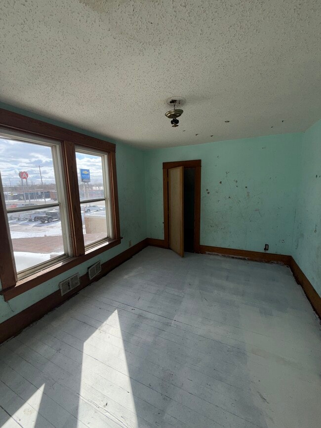 Building Photo - 111 E Livingston Dr