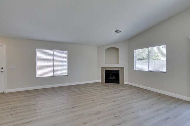 Building Photo - Stunning 3 bedroom, 2 bathroom house located in Silverado Ranch.