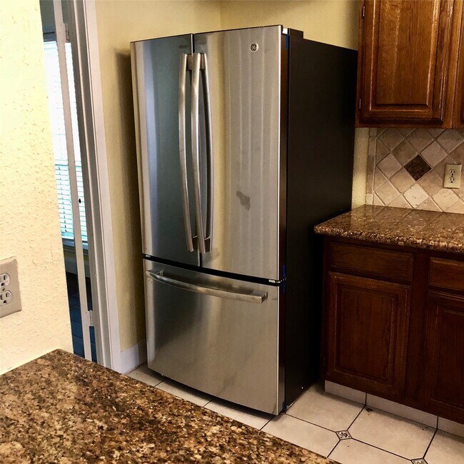 Building Photo - 1903 Brushy Creek Dr