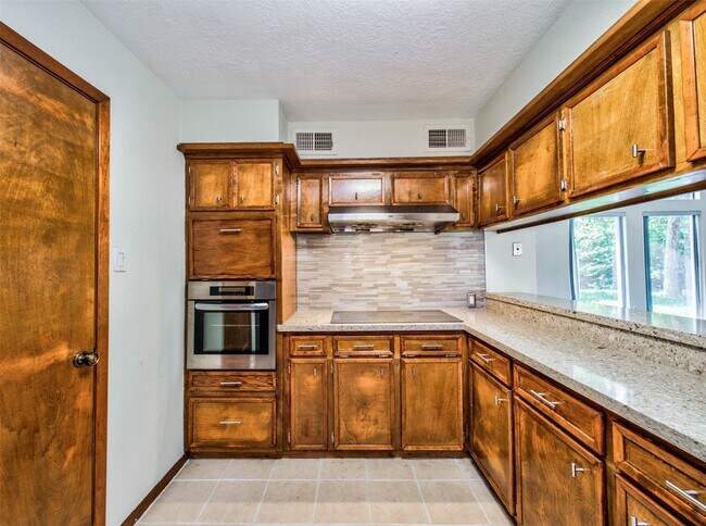 Building Photo - 8022 La Brea Dr