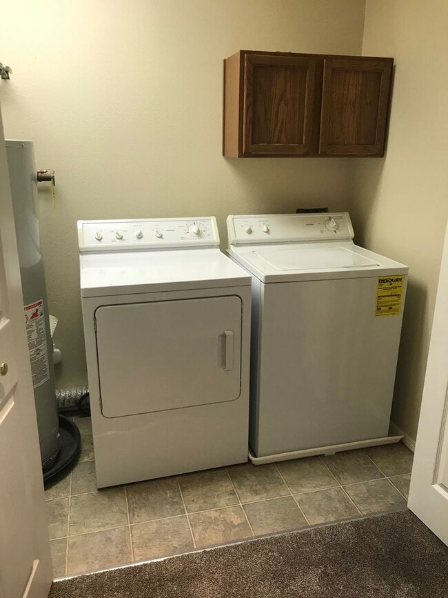 Building Photo - 2 Bedroom 1.5 Bathroom apartment Centrally located