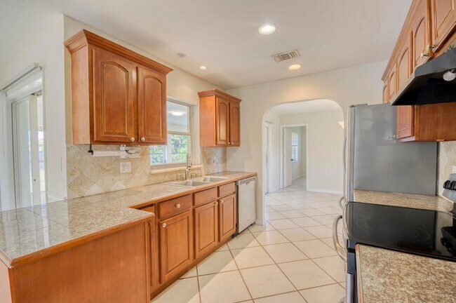 Building Photo - 2074 SE Doverbrook St