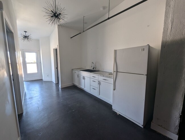Building Photo - 123 W Moniteau St