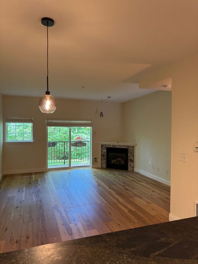 Building Photo - Gorgeous Townhome with W/S/G AND Gas!