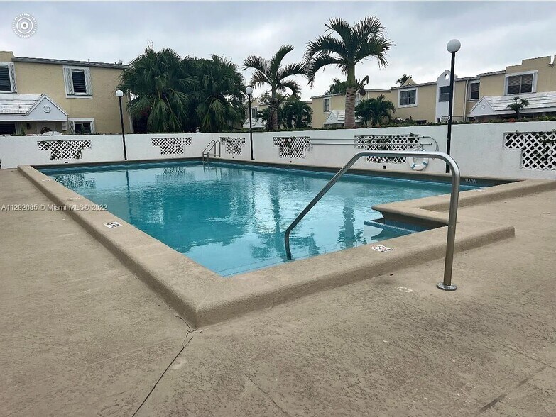 pool - 9365 Fontainebleau Blvd