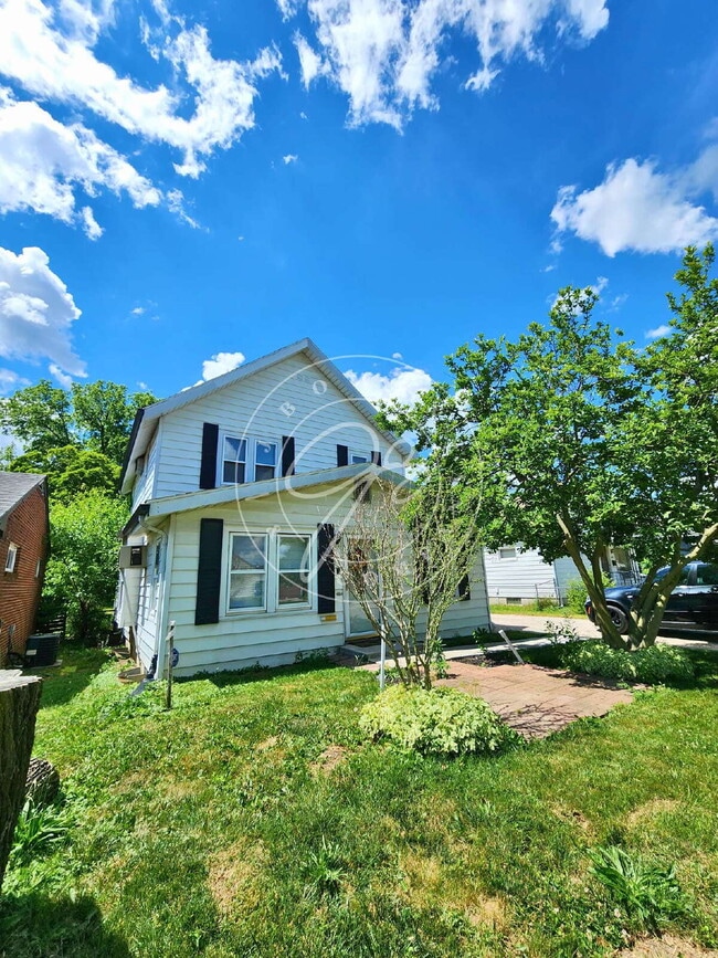 Building Photo - Updated West Toledo Upper unit! 2 Bedroom – Water Included!