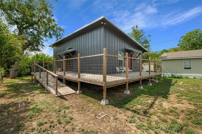 Building Photo - 602 Persimmon St