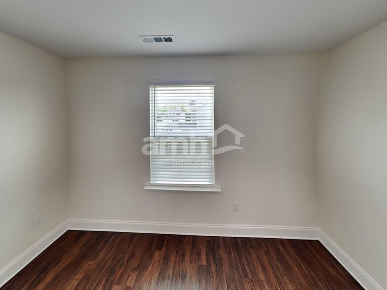 Building Photo - 5220 Valor Dr