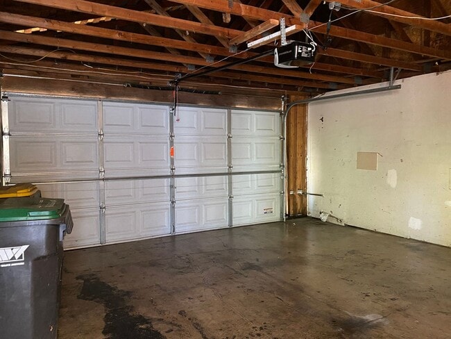 Building Photo - Spacious Duplex with Two Bedrooms, Two Bathrooms and Two Car Garage