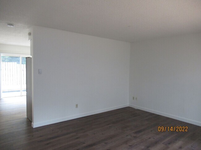 Building Photo - MOVE-IN SPECIAL!*** Fully Remodeled Townho...