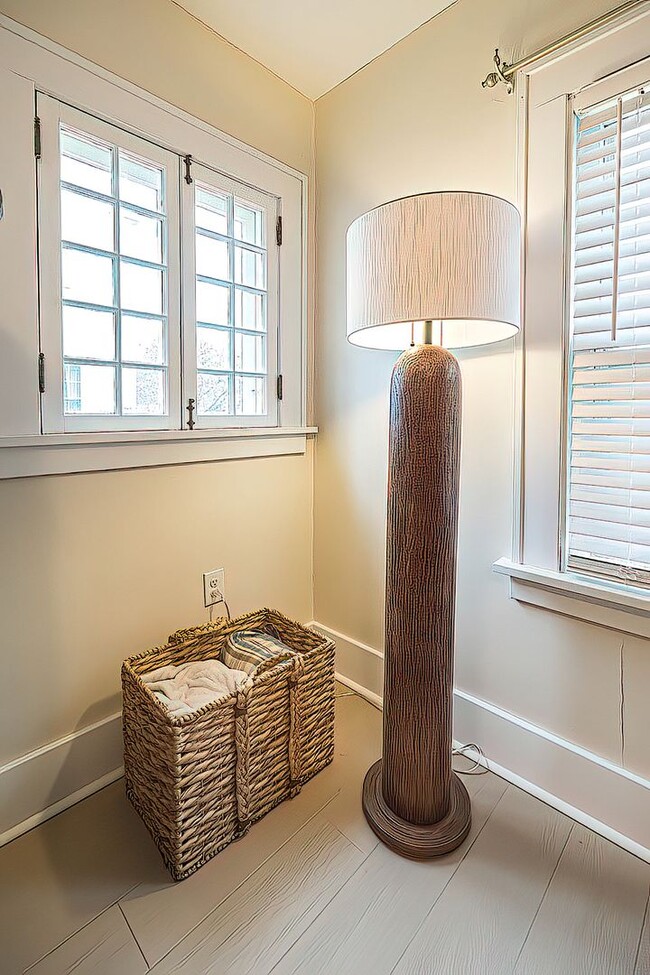 Building Photo - Quaint 4 bedroom Erie Home with Central Air & Garage Parking