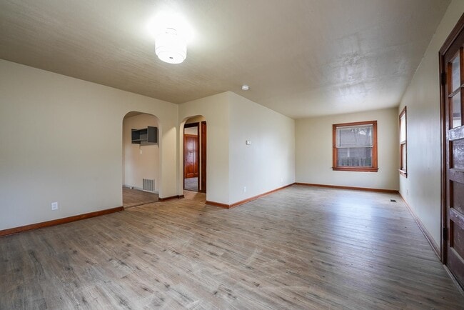 Building Photo - 1405 Edgemoor Dr