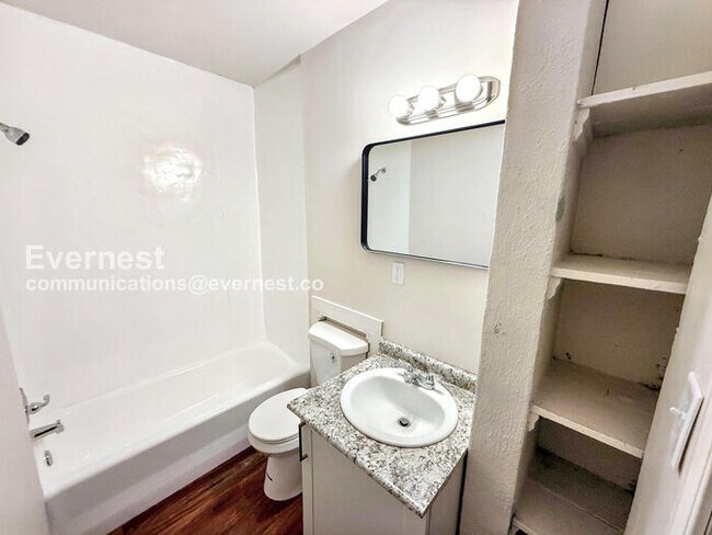 Building Photo - 207 9th Ave W