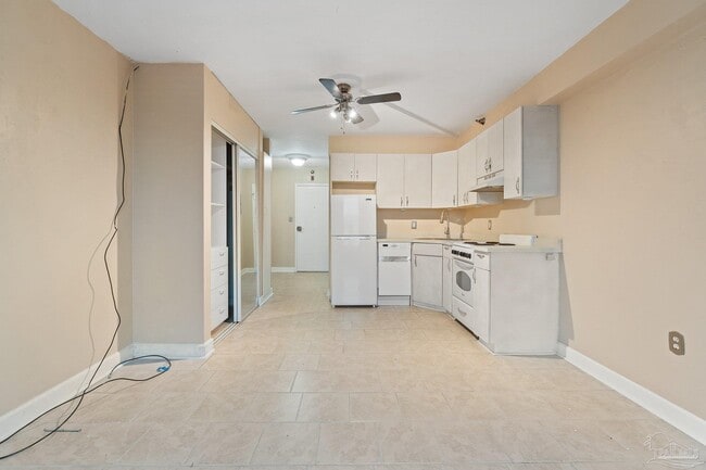 Building Photo - 224 E Garden St