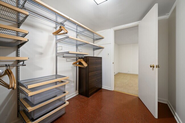Building Photo - 617 W Fullerton Pkwy
