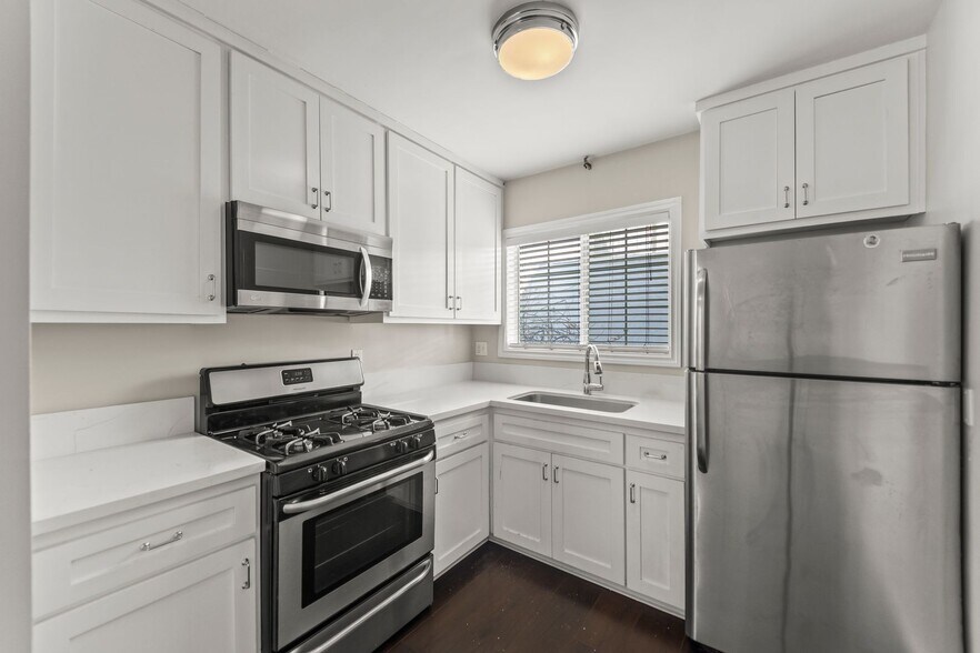 Building Photo - 4104 E 7th St