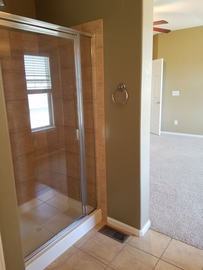 Building Photo - Tollgate Crossing 2 Story with 6 Bedrooms ...