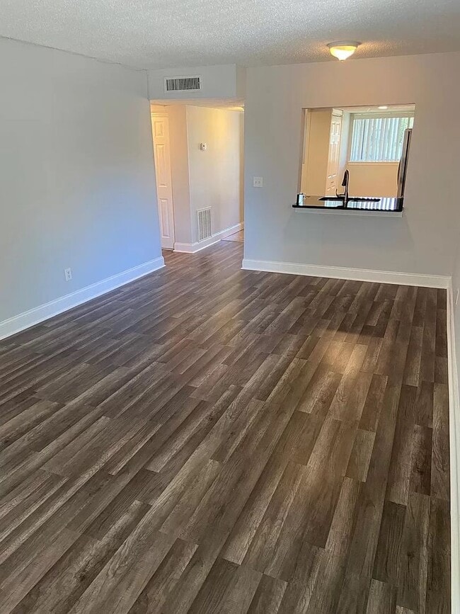 Building Photo - Lovely 2 bedroom 2 Bath:  50% off first Mo...