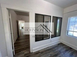 Building Photo - 830 N Van Buren St