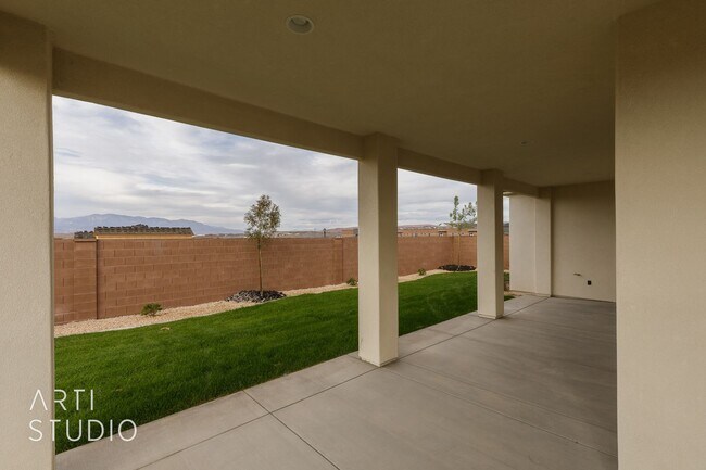 Building Photo - Beautiful Fully Furnished 3 bedroom, 2.5 B...