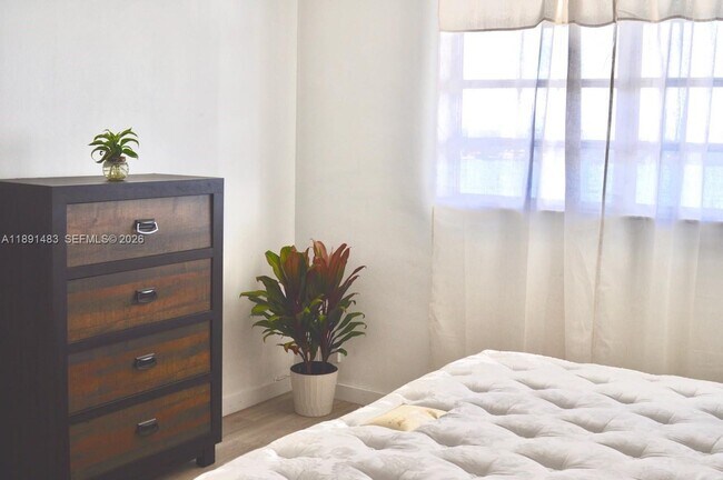 Building Photo - 2910 Point E Dr