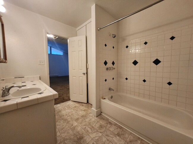 Building Photo - 677 E Clarion Dr