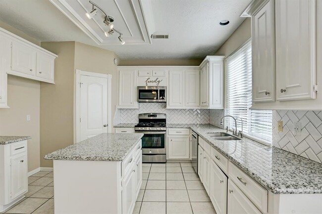 Building Photo - 23247 Diamond Knoll Ct