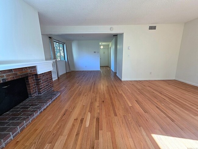 Building Photo - 563 Heritage Vlg