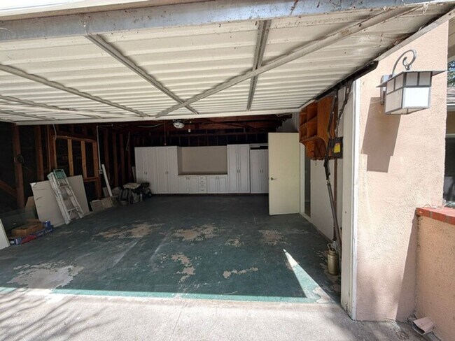 Building Photo - La Cañada Schools-  Family Home - Natural Hardwood, 2 car attached garage, Central A/C, New Appli...
